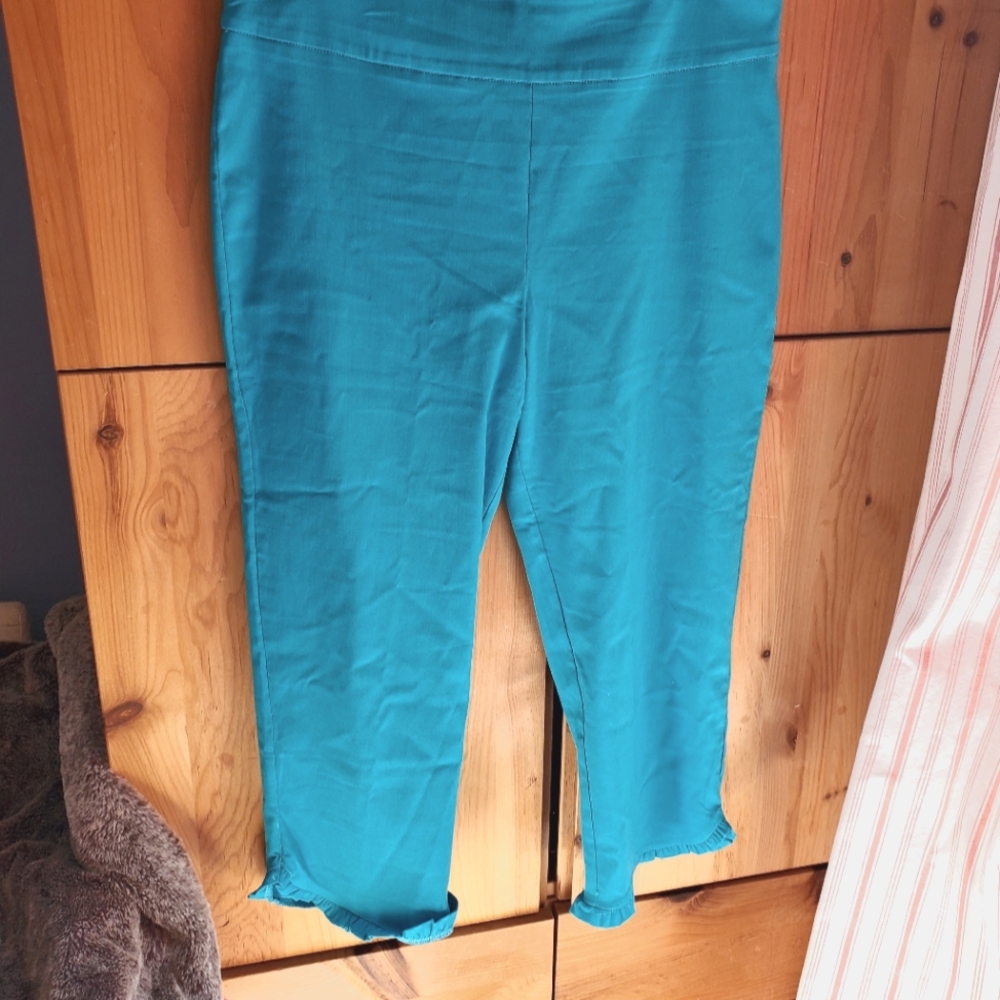 Nina Leonard Women's Turquoise Stretch Capris Size Medium